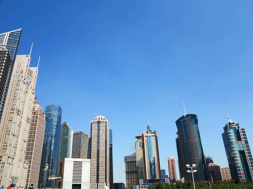 无人,高楼大厦,横图,全景,室外,白天,仰视,度假,美景,树林,天际线,植物,城市风光,标志建筑,城市,大厦,地标,建筑,路灯,摩天大楼,照明,上海,中国,亚洲,阴影,光线,影子,景观,建筑群,灯光,娱乐,建设,浦东,灯,树,树木,蓝色,绿色,蓝天,天空,阳光,自然,天,享受,休闲,景色,放松,生长,晴朗,成长,照亮,申,照明设备,金融中心,陆家嘴,陆家嘴金融贸易区,浦东新区,东亚,上海招商局大厦,上海市,万里无云,中华人民共和国,沪,华东地区,交银金融大厦,上海世界金融大厦,中国保险大厦,晴空,晴空万里,彩图,低角度拍摄,大楼,高层建筑,高楼,摩天楼,恒生银行大厦,世界金融大厦,shslj1,黄金置地大厦