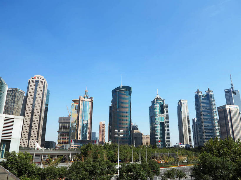 无人,高楼大厦,横图,全景,室外,白天,仰视,度假,美景,树林,天际线,植物,城市风光,标志建筑,城市,大厦,地标,建筑,路灯,摩天大楼,照明,上海,中国,亚洲,阴影,光线,影子,景观,建筑群,灯光,娱乐,建设,浦东,灯,树,树木,蓝色,绿色,蓝天,天空,阳光,自然,天,享受,休闲,景色,放松,生长,晴朗,成长,照亮,申,照明设备,金融中心,陆家嘴,陆家嘴金融贸易区,浦东新区,东亚,上海招商局大厦,上海市,万里无云,中华人民共和国,沪,华东地区,交银金融大厦,上海世界金融大厦,中国保险大厦,渣打银行大厦,晴空,晴空万里,彩图,低角度拍摄,大楼,高层建筑,高楼,摩天楼,恒生银行大厦,世界金融大厦,shslj1