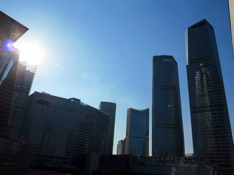 无人,高楼大厦,横图,室外,白天,仰视,度假,美景,太阳,城市风光,标志建筑,城市,大厦,地标,建筑,摩天大楼,上海,中国,亚洲,阴影,光线,影子,景观,建筑群,娱乐,建设,浦东,蓝色,蓝天,天空,阳光,天,享受,休闲,景色,放松,晴朗,申,金融中心,陆家嘴,陆家嘴金融贸易区,浦东新区,东亚,上海国际金融中心,上海市,万里无云,中华人民共和国,沪,华东地区,晴空,晴空万里,彩图,低角度拍摄,大楼,高层建筑,高楼,摩天楼,上海浦东香格里拉大酒店,上海国金中心,上海香格里拉大酒店,shslj1,上海国金中心商场