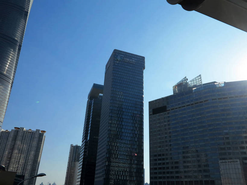 无人,高楼大厦,横图,室外,白天,仰视,度假,美景,窗户,落地窗,城市风光,标志建筑,城市,大厦,地标,建筑,路灯,摩天大楼,照明,上海,中国,亚洲,一排,许多,阴影,整齐,并列,并排,光线,影子,景观,建筑群,灯光,很多,娱乐,建设,浦东,玻璃窗,灯,排列,蓝色,蓝天,天空,阳光,天,享受,休闲,景色,放松,晴朗,照亮,申,照明设备,队列,平行,玻璃幕墙,金融中心,陆家嘴,陆家嘴金融贸易区,浦东新区,东亚,上海国际金融中心,上海市,万里无云,中华人民共和国,沪,华东地区,晴空,晴空万里,彩图,低角度拍摄,大楼,高层建筑,高楼,摩天楼,上海国金中心,shslj1,上海国金中心商场,太平金融大厦