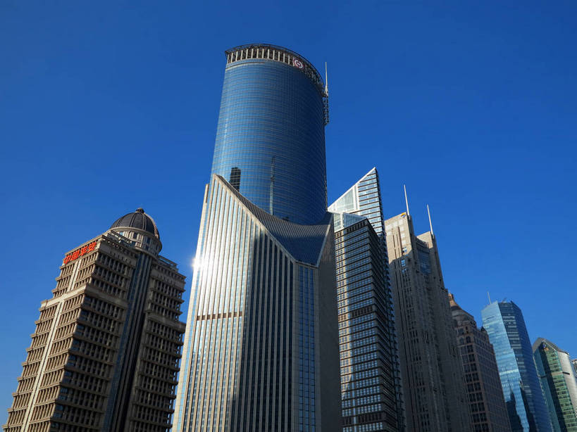 无人,高楼大厦,横图,全景,室外,白天,仰视,度假,美景,天际线,窗户,落地窗,城市风光,标志建筑,城市,大厦,地标,建筑,摩天大楼,上海,中国,亚洲,一排,许多,阴影,整齐,并列,并排,光线,影子,景观,建筑群,很多,娱乐,建设,浦东,玻璃窗,中银大厦,排列,蓝色,蓝天,天空,阳光,天,享受,休闲,景色,放松,晴朗,申,队列,平行,玻璃幕墙,金融中心,陆家嘴,陆家嘴金融贸易区,浦东新区,东亚,平安金融大厦,上海市,万里无云,中华人民共和国,沪,华东地区,交银金融大厦,时代金融中心,晴空,晴空万里,彩图,低角度拍摄,大楼,高层建筑,高楼,摩天楼,中国平安金融大厦,上海银行大厦,上海中银大厦,shslj1,黄金置地大厦