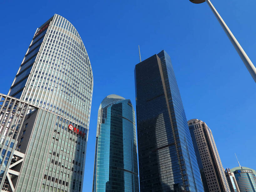 无人,高楼大厦,横图,室外,白天,仰视,度假,美景,窗户,落地窗,城市风光,标志建筑,城市,大厦,地标,建筑,摩天大楼,上海,中国,亚洲,一排,许多,阴影,整齐,并列,并排,光线,影子,景观,建筑群,很多,娱乐,建设,浦东,玻璃窗,排列,蓝色,蓝天,天空,阳光,天,享受,休闲,景色,放松,晴朗,申,队列,平行,玻璃幕墙,金融中心,陆家嘴,陆家嘴金融贸易区,浦东新区,东亚,平安金融大厦,上海招商局大厦,上海市,万里无云,中华人民共和国,沪,华东地区,时代金融中心,晴空,晴空万里,彩图,低角度拍摄,大楼,高层建筑,高楼,摩天楼,中国平安金融大厦,shslj1