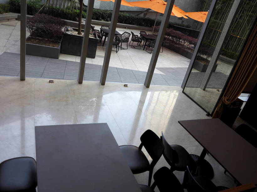 无人,横图,俯视,室内,白天,旅游,度假,餐桌,桌子,标志建筑,地标,建筑,椅子,上海,中国,亚洲,许多,伞,雨伞,遮阳伞,很多,娱乐,阳伞,建设,浦东,排列,享受,休闲,橙色,旅游胜地,放松,餐台,申,太阳伞,咖啡店,咖啡屋,金融中心,陆家嘴,陆家嘴金融贸易区,浦东新区,东亚,上海国际金融中心,上海市,中华人民共和国,沪,华东地区,摆列,彩图,高角度拍摄,咖啡馆,布列,分列,上海国金中心,shslj1,上海国金中心商场