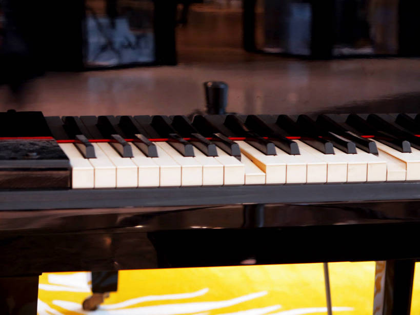 无人,横图,室内,特写,白天,正面,键盘,地毯,静物,上海,中国,亚洲,装饰,编织,手工艺品,钢琴,乐器,织物,浦东,黄色,黑色,工艺品,华丽,修饰,点缀,申,键盘乐器,金融中心,陆家嘴,陆家嘴金融贸易区,浦东新区,东亚,上海国际金融中心,上海市,中华人民共和国,沪,华东地区,衬托,美观,雅致,雅观,彩图,上海国金中心,shslj1,上海国金中心商场