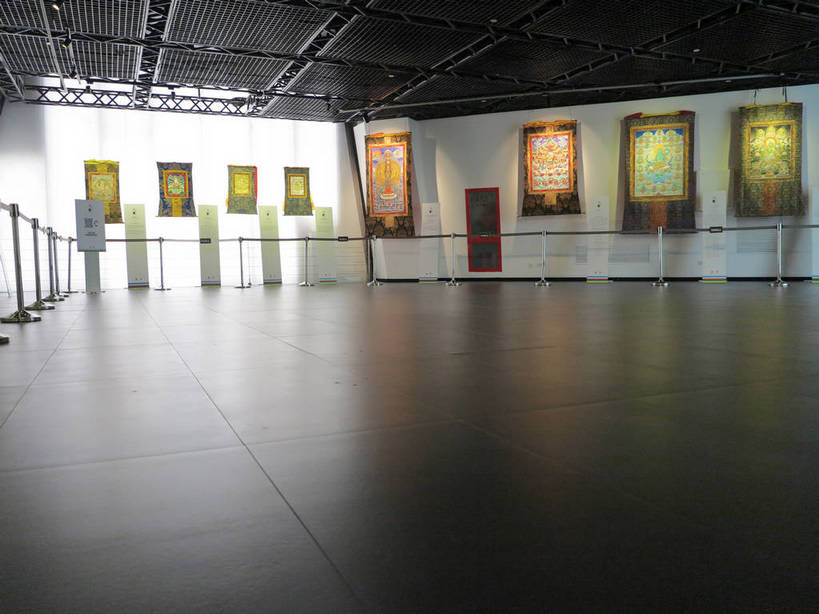 无人,博物馆,栏杆,横图,彩色,室内,白天,正面,旅游,度假,绘画,窗户,落地窗,标志建筑,地标,建筑,上海,中国,亚洲,一排,许多,研究,艺术,整齐,并列,并排,墙,围栏,走道,走廊,过道,很多,古典,教育,文化,娱乐,建设,护栏,玻璃窗,墙壁,墙面,排列,白色,工艺品,品味,享受,休闲,上海世博馆,世博馆,上海世博会,世博,世博会,旅游胜地,放松,展览,五颜六色,美术,色彩斑斓,申,高雅,队列,欣赏,五彩缤纷,平行,陈列,东亚,唐卡,世博园,意大利馆,上海市,中华人民共和国,沪,华东地区,美学,五彩斑斓,五光十色,典藏,彩图,挂绳礼宾杆,栏杆柱,礼宾带,礼宾杆,礼宾杆围栏,礼宾栏,礼宾绳,礼宾柱,意大利国家馆,唐嘎,唐喀,shslj1