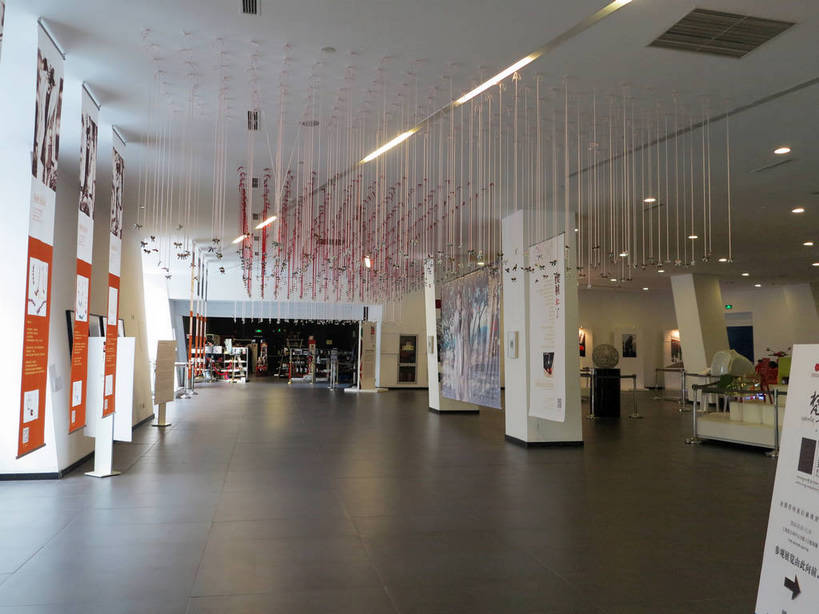 无人,博物馆,栏杆,横图,彩色,室内,白天,正面,旅游,度假,绘画,窗户,落地窗,标志建筑,地标,建筑,照明,上海,中国,亚洲,一排,许多,阴影,研究,艺术,整齐,并列,并排,光线,影子,墙,围栏,走道,走廊,过道,灯光,很多,古典,教育,文化,娱乐,建设,护栏,吊灯,玻璃窗,墙壁,墙面,灯,排列,白色,工艺品,灯具,品味,享受,休闲,上海世博馆,世博馆,上海世博会,世博,世博会,旅游胜地,放松,展览,五颜六色,照亮,美术,色彩斑斓,申,高雅,照明设备,队列,欣赏,五彩缤纷,平行,陈列,东亚,唐卡,世博园,意大利馆,上海市,中华人民共和国,沪,华东地区,美学,五彩斑斓,五光十色,典藏,彩图,挂绳礼宾杆,栏杆柱,礼宾带,礼宾杆,礼宾杆围栏,礼宾栏,礼宾绳,礼宾柱,意大利国家馆,唐嘎,唐喀,shslj1