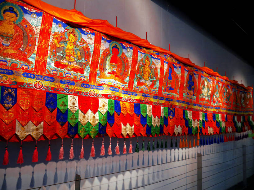 无人,博物馆,栏杆,横图,室内,白天,正面,旅游,度假,绘画,标志建筑,地标,建筑,上海,中国,亚洲,一排,许多,阴影,节日,研究,艺术,整齐,并列,并排,光线,影子,墙,围栏,灯光,很多,古典,教育,文化,娱乐,建设,护栏,墙壁,墙面,排列,工艺品,品味,祈祷,享受,休闲,健康,上海世博馆,世博馆,上海世博会,世博,世博会,旅游胜地,放松,许愿,宗教,佛教,信仰,纪念,展览,祈求,美术,申,高雅,队列,欣赏,平行,陈列,东亚,唐卡,世博园,意大利馆,上海市,中华人民共和国,沪,华东地区,美学,释教,典藏,平安,彩图,意大利国家馆,唐嘎,唐喀,shslj1