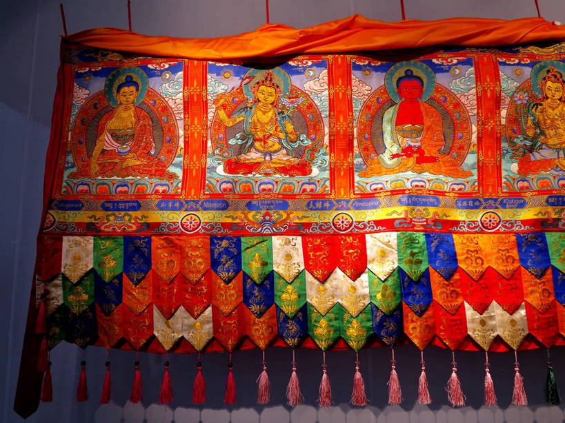 无人,博物馆,栏杆,横图,室内,白天,正面,旅游,度假,绘画,标志建筑,地标,建筑,上海,中国,亚洲,一排,许多,阴影,节日,研究,艺术,整齐,并列,并排,光线,影子,墙,围栏,灯光,很多,古典,教育,文化,娱乐,建设,护栏,墙壁,墙面,排列,工艺品,品味,祈祷,享受,休闲,健康,上海世博馆,世博馆,上海世博会,世博,世博会,旅游胜地,放松,许愿,宗教,佛教,信仰,纪念,展览,祈求,美术,申,高雅,队列,欣赏,平行,陈列,东亚,唐卡,世博园,意大利馆,上海市,中华人民共和国,沪,华东地区,美学,释教,典藏,平安,彩图,意大利国家馆,唐嘎,唐喀,shslj1