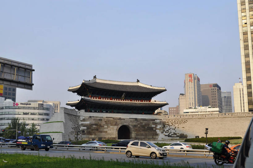 无人,高楼大厦,横图,室外,白天,正面,旅游,度假,草地,草坪,名胜古迹,植物,标志建筑,大厦,道路,地标,建筑,路,摩天大楼,公路,汽车,首尔,汉城,韩国,亚洲,阴影,遗迹,光线,影子,墙,交通,首都,古迹,文物,娱乐,建设,城墙,古建筑,墙壁,墙面,车,草,树,树木,蓝色,绿色,蓝天,天空,阳光,自然,楼宇,交通工具,轿车,天,驾驶,行驶,享受,休闲,旅游胜地,放松,城楼,生长,晴朗,成长,操纵,坚硬,控制,载具,防御,驾车,古文明,东亚,操控,万里无云,把持,门楼,大韩民国,首尔市,首尔特别市,特别市,崇礼门,坚固,南大门,晴空,晴空万里,马路,彩图,大楼,高层建筑,高楼,摩天楼,中区,shslj1