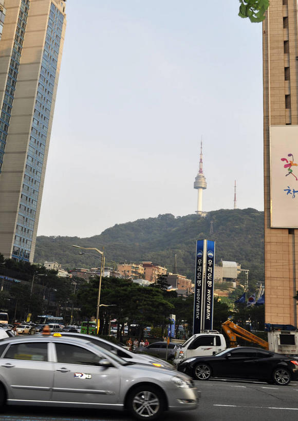 无人,高楼大厦,竖图,室外,白天,仰视,度假,美景,植物,城市风光,标志建筑,城市,大厦,道路,地标,建筑,路,路灯,摩天大楼,公路,汽车,照明,首尔,汉城,韩国,亚洲,景观,灯光,分界线,停车线,交通,首都,娱乐,建设,车,灯,树,树木,蓝色,绿色,蓝天,天空,自然,交通工具,轿车,天,驾驶,行驶,享受,休闲,景色,放松,生长,晴朗,成长,车行道,车行道分界线,操纵,照亮,控制,照明设备,载具,标线,驾车,东亚,操控,车行线,万里无云,把持,大韩民国,首尔市,首尔特别市,特别市,晴空,晴空万里,马路,彩图,低角度拍摄,大楼,高层建筑,高楼,摩天楼,明洞,中区,新世界百货,shslj1,新世界百货店