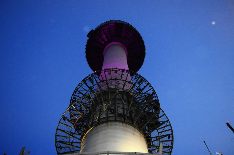 无人,公园,横图,室外,夜晚,仰视,旅游,度假,美景,城市风光,标志建筑,城市,地标,建筑,首尔,汉城,韩国,亚洲,一座,阴影,光线,影子,景观,塔,灯光,首都,娱乐,建设,蓝色,紫色,蓝天,天空,天,享受,休闲,景色,放松,电视塔,东亚,南山,大韩民国,首尔市,首尔特别市,特别市,南山公园,N首尔塔,首尔塔,汉城塔,龙山区,螺旋状,彩图,低角度拍摄,螺旋形,螺旋形状,螺旋型,中区,shslj1,韩国首尔南山公园