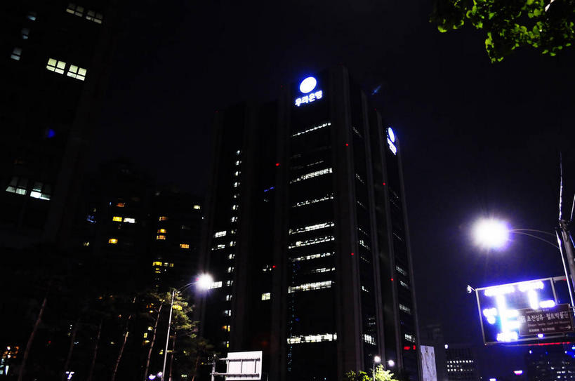 无人,银行,高楼大厦,横图,室外,夜晚,仰视,度假,美景,植物,城市风光,标志建筑,城市,大厦,地标,建筑,路灯,摩天大楼,夜景,指示牌,照明,首尔,汉城,韩国,亚洲,阴影,光线,标志,路标,影子,景观,灯光,首都,娱乐,标识,建设,路牌,灯,树,树木,绿色,自然,享受,休闲,景色,放松,金融,理财,生长,经济,成长,照亮,资金,照明设备,流通,贸易,东亚,大韩民国,首尔市,首尔特别市,特别市,彩图,低角度拍摄,大楼,高层建筑,高楼,摩天楼,中区,机构,金融机构,shslj1,首尔广场,首尔市政厅,首尔特别市政厅,友利银行