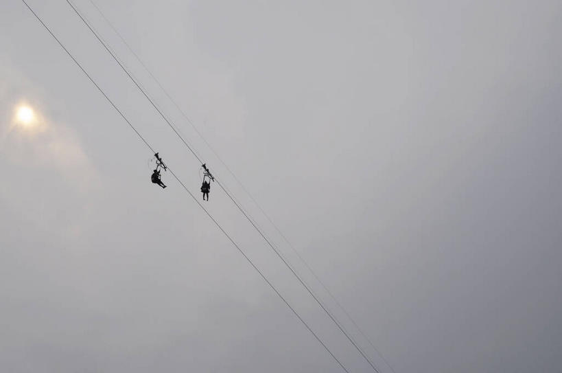 无人,横图,室外,白天,仰视,旅游,度假,美景,太阳,春川,南怡岛,韩国,亚洲,阴影,光线,影子,景观,娱乐,缆车,天空,阳光,自然,交通工具,天,享受,休闲,景色,放松,自然风光,东亚,索道,大韩民国,江原道,春川市,缆索铁路,彩图,低角度拍摄,道,shslj1