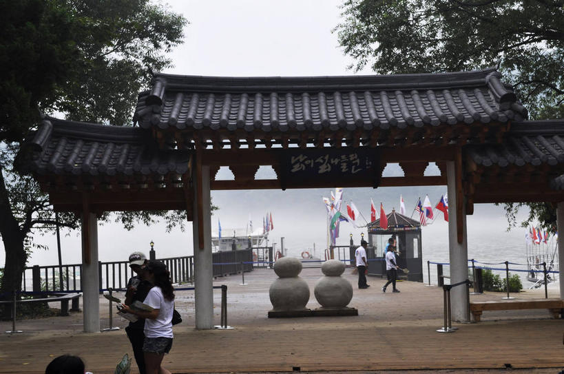 东方人,栏杆,站,横图,室外,白天,正面,旅游,度假,岛屿,河流,美景,水,植物,建筑,旗帜,国旗,雕塑,春川,南怡岛,韩国,亚洲,许多,行人,游客,游人,入口,服装,艺术,装饰,飘扬,标志,雕刻,牌匾,瓦片,文字,字符,字母,屋顶,岛,河水,景观,水流,围栏,很多,许多人,顶棚,瓦,休闲装,黄种人,娱乐,标识,护栏,路人,旅客,树,树木,衣服,绿色,天空,自然,工艺品,天,站着,一群人,享受,休闲,休闲服,景色,放松,建造,服饰,生长,成长,纪念,飘逸,美术,自然风光,飞扬,主题,陈列,进口,东亚,屋瓦,功能,美学,大韩民国,江原道,春川市,韩语,过客,男人,男性,年轻男性,年轻女性,女人,女性,亚洲人,旗,列岛,群岛,诸岛,站立,半身,彩图,朝鲜语,韩国语,万国旗,道,shslj1