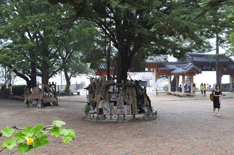 东方人,站,走,横图,室外,白天,正面,旅游,度假,岛屿,河流,美景,水,植物,建筑,雕塑,春川,南怡岛,韩国,亚洲,行人,游客,游人,入口,服装,艺术,装饰,标志,雕刻,牌匾,瓦片,文字,字符,字母,屋顶,岛,河水,景观,水流,许多人,顶棚,瓦,休闲装,黄种人,娱乐,标识,路人,旅客,树,树木,衣服,绿色,天空,自然,工艺品,天,站着,一群人,享受,休闲,休闲服,景色,放松,建造,服饰,生长,成长,纪念,美术,自然风光,主题,陈列,进口,东亚,屋瓦,功能,美学,大韩民国,江原道,春川市,韩语,过客,男人,男性,年轻男性,年轻女性,女人,女性,亚洲人,列岛,群岛,诸岛,步行,散步,站立,走路,半身,彩图,朝鲜语,韩国语,道,shslj1