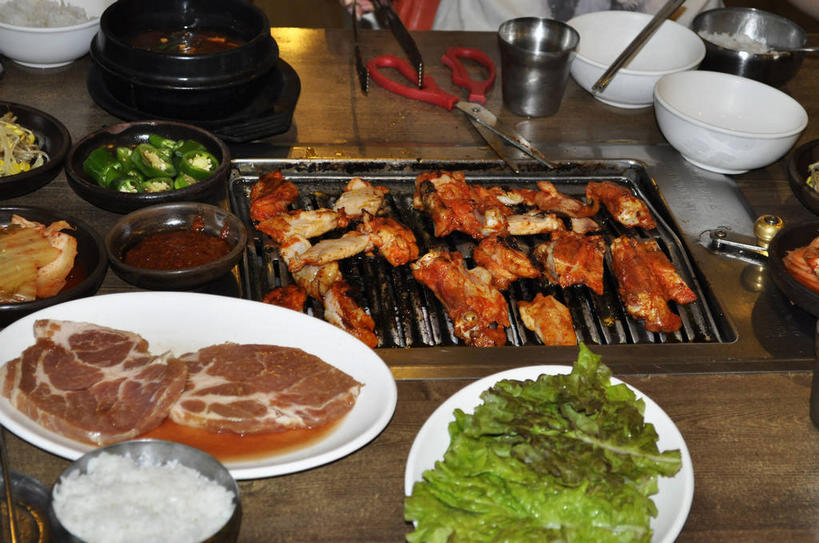 无人,横图,俯视,室内,特写,白天,烹饪,烧烤,筷子,桌面,桌子,辣椒,蔬菜,餐具,许多,修剪,阴影,新鲜,反射,木制,碟子,工具,剪刀,盘,影子,勺子,陶瓷,木桌,豆芽,生菜,莴苣,鸡肉,肉,牛肉,料理,食品,烤架,陶瓷制品,烤肉,很多,韩式,文化,传统,菜肴,美食,肉类,食物,盘子,木制品,容器,调羹,碟,汤匙,碗,铁架,佳肴,有机食品,绿色食品,储藏,裁剪,礼节,剪子,剪裁,切割,储存,鸡排,韩国料理,礼仪,豆芽菜,肉食,韩国菜,韩式料理,辣角,红海椒,大椒,辣虎,广椒,芽苗菜,春菜,鹅仔菜,莴仔菜,千金菜,叶用莴苣,进餐用具,辣子,红辣椒,海椒,番椒,彩图,高角度拍摄,木桌子,贮存,shslj1,春川鸡排