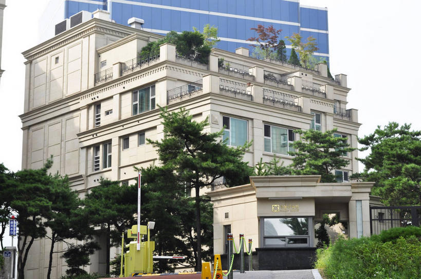 无人,高楼大厦,栏杆,横图,室外,白天,仰视,度假,美景,植物,城市风光,标志建筑,城市,大厦,地标,建筑,摩天大楼,首尔,汉城,韩国,亚洲,分离,标志,文字,字符,字母,景观,围栏,首都,警告,娱乐,标识,建设,护栏,树,树木,绿色,天空,自然,天,享受,休闲,景色,放松,警示,生长,成长,隔离,禁止,提醒,提示,限制,交通标志,东亚,路锥,交通锥,大韩民国,首尔市,首尔特别市,特别市,韩语,危险,彩图,低角度拍摄,大楼,高层建筑,高楼,摩天楼,朝鲜语,韩国语,shslj1,首尔贞洞街