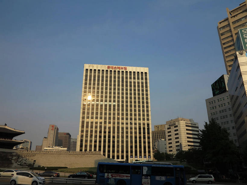 无人,高楼大厦,横图,室外,白天,仰视,旅游,度假,美景,名胜古迹,植物,城市风光,标志建筑,城市,大厦,道路,地标,建筑,路,摩天大楼,公路,公共汽车,汽车,首尔,汉城,韩国,亚洲,阴影,遗迹,光线,英文,标志,文字,影子,字符,字母,墙,景观,巴士,公交车,交通,首都,古迹,文物,娱乐,标识,建设,城墙,古建筑,墙壁,墙面,车,树,树木,蓝色,绿色,蓝天,天空,阳光,自然,交通工具,轿车,天,驾驶,行驶,享受,休闲,旅游胜地,景色,放松,生长,晴朗,成长,英文字母,操纵,坚硬,控制,载具,防御,驾车,古文明,东亚,操控,万里无云,把持,大韩民国,首尔市,首尔特别市,特别市,崇礼门,坚固,南大门,晴空,晴空万里,马路,彩图,低角度拍摄,大楼,高层建筑,高楼,摩天楼,明洞,中区,shslj1