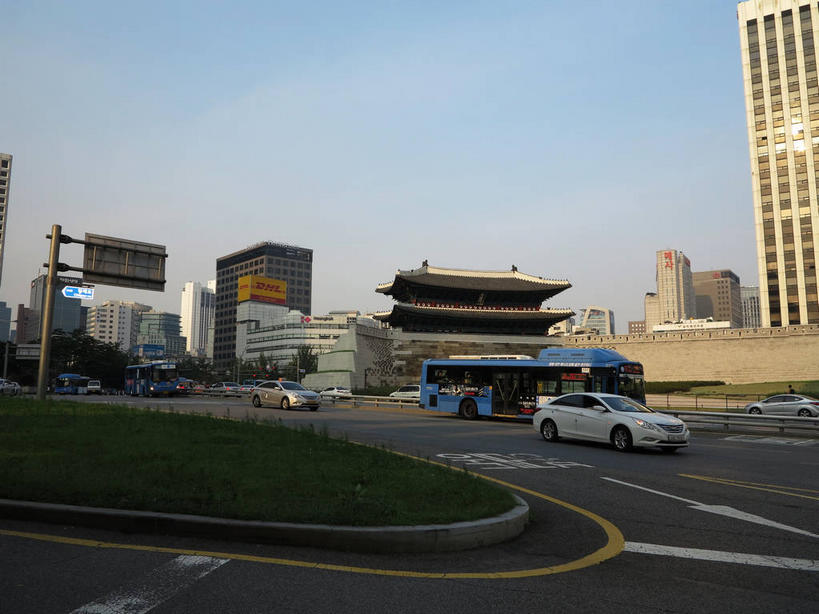 无人,高楼大厦,横图,室外,白天,正面,旅游,度假,美景,名胜古迹,山,山脉,植物,城市风光,标志建筑,城市,大厦,道路,地标,建筑,路,路灯,摩天大楼,公路,公共汽车,汽车,照明,首尔,汉城,韩国,亚洲,阴影,遗迹,光线,英文,标志,文字,影子,字符,字母,墙,景观,山峰,灯光,分界线,巴士,停车线,公交车,交通,山峦,首都,古迹,文物,娱乐,标识,建设,城墙,古建筑,墙壁,墙面,车,灯,树,树木,蓝色,绿色,蓝天,天空,阳光,自然,交通工具,轿车,群山,天,驾驶,行驶,享受,休闲,旅游胜地,景色,放松,生长,晴朗,成长,英文字母,车行道,车行道分界线,操纵,坚硬,照亮,控制,照明设备,载具,标线,防御,驾车,古文明,东亚,操控,车行线,万里无云,把持,大韩民国,首尔市,首尔特别市,特别市,崇礼门,坚固,南大门,晴空,晴空万里,马路,彩图,大楼,高层建筑,高楼,摩天楼,明洞,中区,shslj1