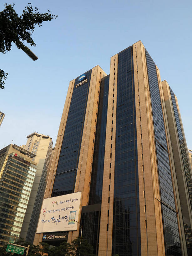 无人,银行,高楼大厦,竖图,室外,白天,仰视,度假,美景,植物,窗户,落地窗,城市风光,标志建筑,城市,大厦,地标,建筑,摩天大楼,首尔,汉城,韩国,亚洲,一排,许多,阴影,整齐,并列,并排,光线,标志,文字,影子,字符,字母,景观,首都,很多,娱乐,标识,建设,玻璃窗,树,树木,排列,蓝色,绿色,蓝天,天空,阳光,自然,天,享受,休闲,景色,放松,金融,理财,生长,经济,晴朗,成长,资金,队列,平行,流通,玻璃幕墙,贸易,东亚,万里无云,大韩民国,首尔市,首尔特别市,特别市,韩语,晴空,晴空万里,彩图,低角度拍摄,大楼,高层建筑,高楼,摩天楼,朝鲜语,韩国语,中区,机构,金融机构,shslj1,友利银行