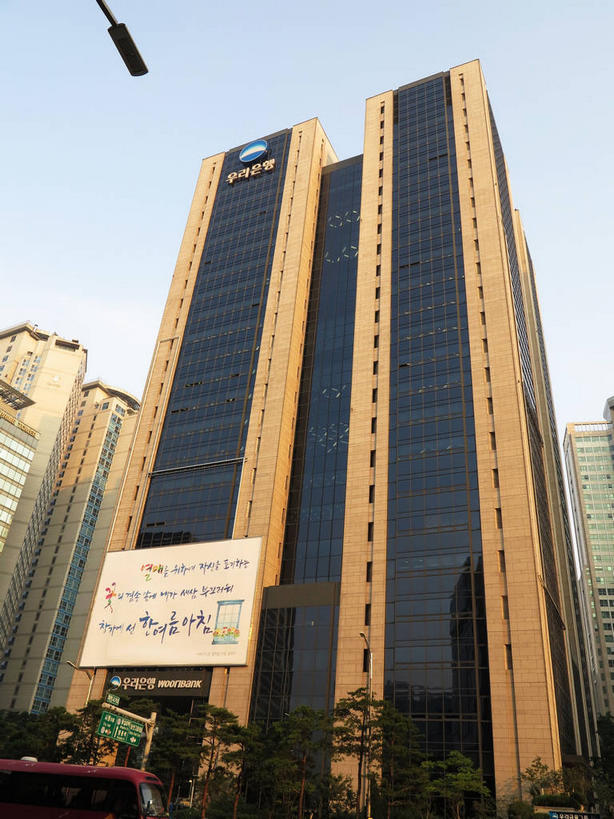 无人,银行,高楼大厦,竖图,室外,白天,仰视,度假,美景,植物,窗户,落地窗,城市风光,标志建筑,城市,大厦,地标,建筑,路灯,摩天大楼,照明,首尔,汉城,韩国,亚洲,一排,许多,阴影,整齐,并列,并排,光线,标志,文字,影子,字符,字母,景观,灯光,首都,很多,娱乐,标识,建设,玻璃窗,灯,树,树木,排列,蓝色,绿色,蓝天,天空,阳光,自然,天,享受,休闲,景色,放松,金融,理财,生长,经济,晴朗,成长,照亮,资金,照明设备,队列,平行,流通,玻璃幕墙,贸易,东亚,万里无云,大韩民国,首尔市,首尔特别市,特别市,韩语,晴空,晴空万里,彩图,低角度拍摄,大楼,高层建筑,高楼,摩天楼,朝鲜语,韩国语,中区,机构,金融机构,shslj1,友利银行