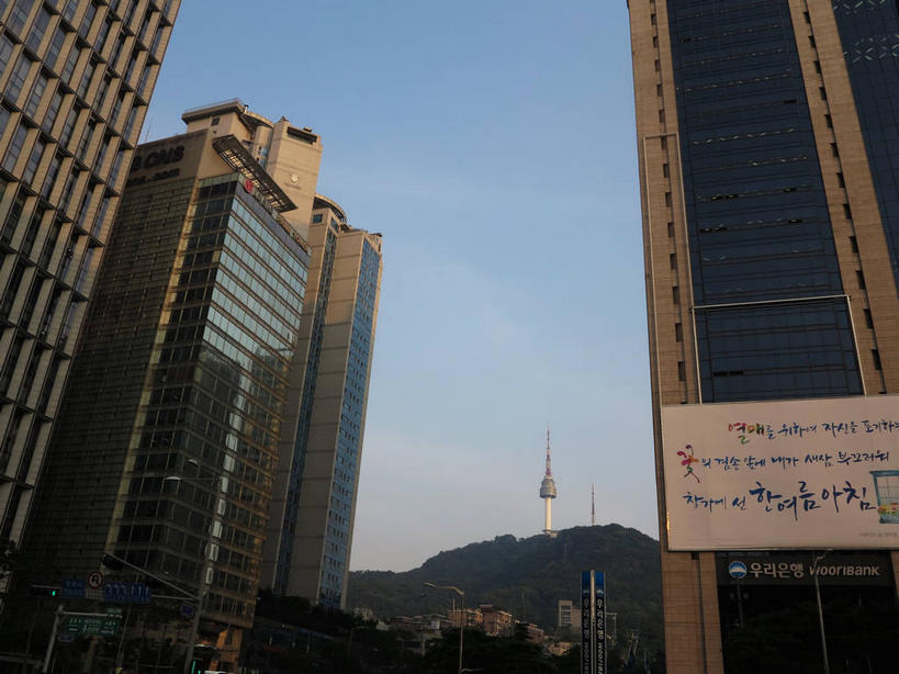 无人,银行,公园,高楼大厦,横图,室外,白天,仰视,度假,美景,森林,山,山脉,树林,植物,城市风光,标志建筑,城市,大厦,地标,建筑,摩天大楼,首尔,汉城,韩国,亚洲,一座,阴影,光线,标志,文字,影子,字符,字母,景观,山峰,云,云朵,塔,山峦,首都,云彩,娱乐,标识,建设,树,树木,蓝色,绿色,白云,蓝天,天空,阳光,自然,群山,天,享受,休闲,景色,放松,金融,理财,生长,经济,晴朗,成长,资金,电视塔,流通,贸易,东亚,南山,大韩民国,首尔市,首尔特别市,特别市,南山公园,韩语,N首尔塔,首尔塔,汉城塔,龙山区,晴空,彩图,低角度拍摄,大楼,高层建筑,高楼,摩天楼,朝鲜语,韩国语,中区,新世界百货,机构,金融机构,shslj1,韩国首尔南山公园,新世界百货店,友利银行