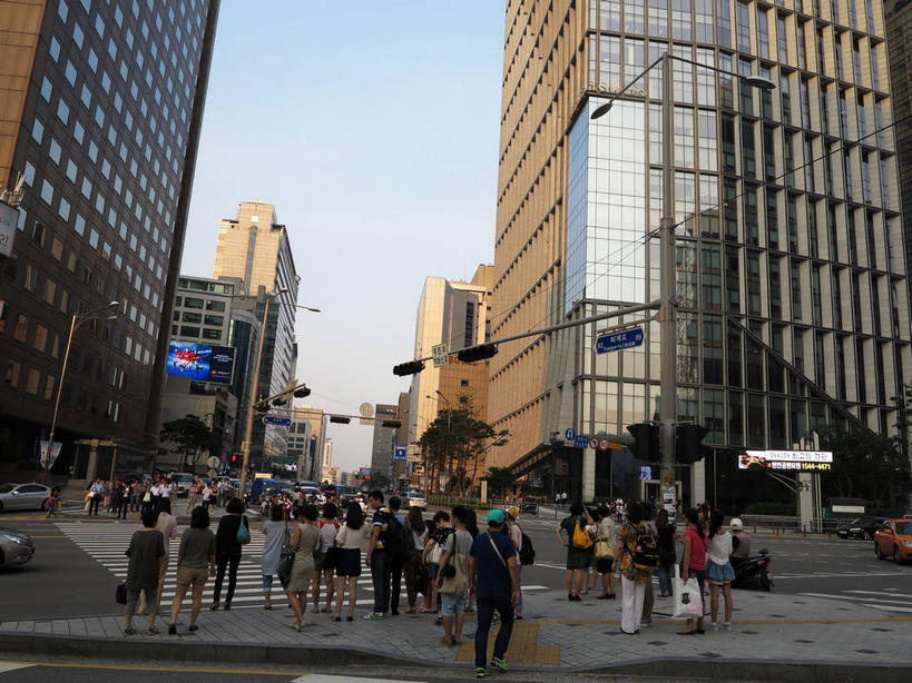 东方人,高楼大厦,站,横图,室外,白天,仰视,度假,安全,美景,植物,城市风光,城市,大厦,道路,建筑,路,摩天大楼,人行横道,公路,汽车,首尔,汉城,韩国,亚洲,行人,游客,游人,阴影,服装,光线,影子,景观,红绿灯,人行道,分界线,停车线,信号灯,交通,首都,许多人,休闲装,黄种人,娱乐,建设,路人,旅客,车,树,树木,衣服,蓝色,绿色,蓝天,天空,阳光,自然,交通工具,轿车,天,驾驶,行驶,站着,一群人,享受,休闲,休闲服,景色,放松,警示,服饰,生长,晴朗,成长,车行道,车行道分界线,操纵,控制,提示,载具,标线,人行横道线,驾车,流通,东亚,操控,车行线,交通信号灯,万里无云,行人信号灯,把持,大韩民国,首尔市,首尔特别市,特别市,过客,男人,男性,年轻男性,年轻女性,女人,女性,中年男性,中年女性,亚洲人,晴空,晴空万里,斑马线,马路,站立,半身,彩图,低角度拍摄,大楼,高层建筑,高楼,摩天楼,明洞,中区,新世界百货,shslj1,新世界百货店