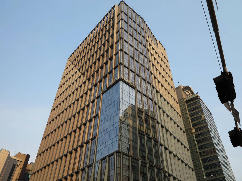 无人,高楼大厦,横图,室外,白天,仰视,度假,安全,美景,城市风光,标志建筑,城市,大厦,地标,建筑,摩天大楼,首尔,汉城,韩国,亚洲,阴影,光线,影子,景观,红绿灯,信号灯,交通,首都,娱乐,建设,蓝色,蓝天,天空,阳光,天,享受,休闲,景色,放松,警示,晴朗,提示,流通,东亚,交通信号灯,万里无云,行人信号灯,大韩民国,首尔市,首尔特别市,特别市,晴空,晴空万里,彩图,低角度拍摄,大楼,高层建筑,高楼,摩天楼,明洞,中区,新世界百货,shslj1,新世界百货店