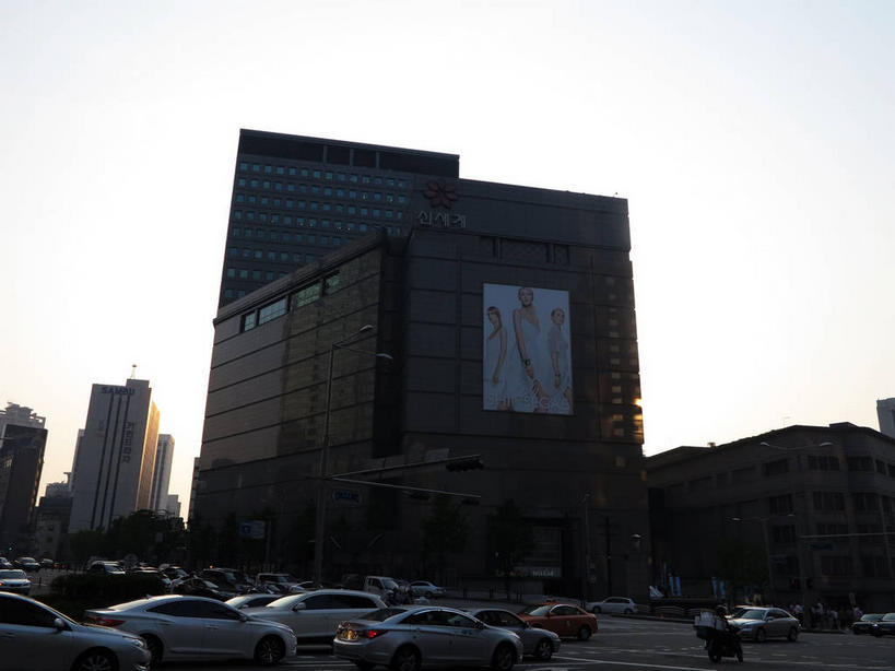 无人,宾馆,高楼大厦,商店,横图,室外,白天,正面,购物,度假,消费,美景,植物,城市风光,标志建筑,超市,城市,大厦,道路,地标,建筑,酒店,路,摩天大楼,商场,公路,汽车,首尔,汉城,韩国,亚洲,阴影,光线,影子,景观,交通,首都,娱乐,建设,车,树,树木,蓝色,绿色,蓝天,天空,阳光,自然,交通工具,轿车,天,驾驶,行驶,享受,休闲,景色,放松,金融,百货,生长,晴朗,成长,酒家,操纵,旅社,控制,载具,驾车,选购,贸易,百货公司,东亚,操控,万里无云,血拼,把持,大韩民国,首尔市,首尔特别市,特别市,晴空,晴空万里,马路,彩图,大楼,高层建筑,高楼,购物商场,购物中心,客店,客栈,旅店,旅馆,摩天楼,商业中心,明洞,中区,新世界百货,商旅,shslj1,首尔广场,首尔皇家酒店,首尔市政厅,首尔特别市政厅,新世界百货店