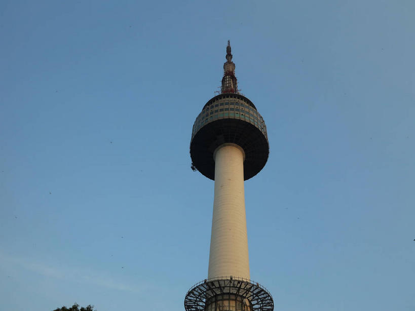 无人,公园,横图,室外,白天,仰视,旅游,度假,美景,植物,城市风光,标志建筑,城市,地标,建筑,首尔,汉城,韩国,亚洲,一座,阴影,光线,影子,景观,云,云朵,塔,首都,云彩,娱乐,建设,树,树木,蓝色,绿色,白云,蓝天,天空,阳光,自然,天,享受,休闲,景色,放松,生长,晴朗,成长,电视塔,东亚,南山,大韩民国,首尔市,首尔特别市,特别市,南山公园,N首尔塔,首尔塔,汉城塔,龙山区,晴空,彩图,低角度拍摄,中区,shslj1,韩国首尔南山公园