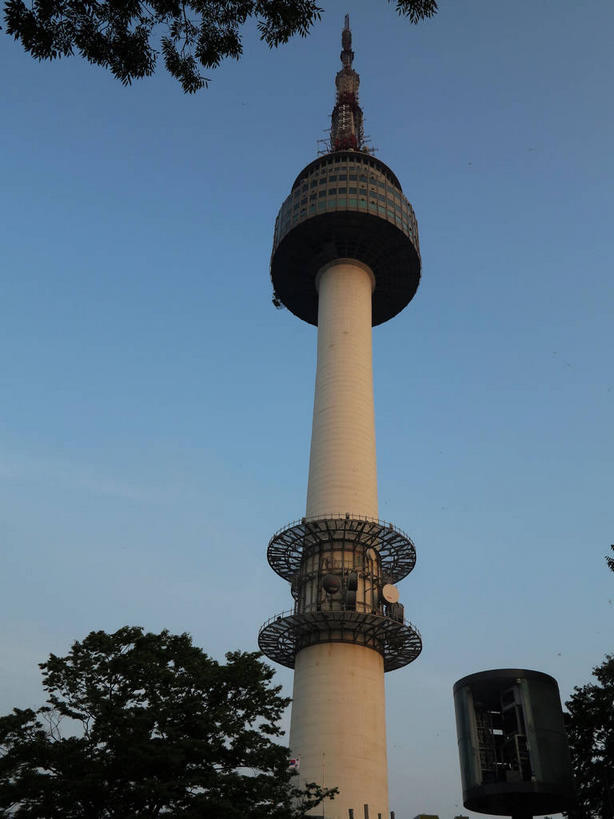 无人,公园,竖图,室外,白天,仰视,旅游,度假,美景,植物,城市风光,标志建筑,城市,地标,建筑,首尔,汉城,韩国,亚洲,一座,阴影,光线,影子,景观,云,云朵,塔,首都,云彩,娱乐,建设,树,树木,蓝色,绿色,白云,蓝天,天空,阳光,自然,天,享受,休闲,景色,放松,生长,晴朗,成长,电视塔,东亚,南山,大韩民国,首尔市,首尔特别市,特别市,南山公园,N首尔塔,首尔塔,汉城塔,龙山区,晴空,彩图,低角度拍摄,中区,shslj1,韩国首尔南山公园