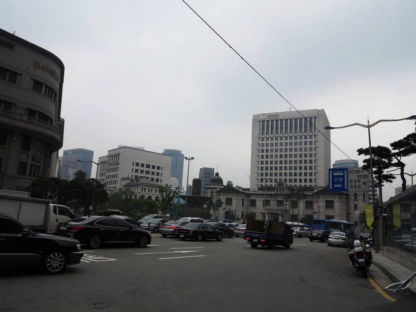 无人,银行,高楼大厦,横图,室外,白天,正面,度假,美景,植物,城市风光,标志建筑,城市,大厦,道路,地标,建筑,路,路灯,摩天大楼,公路,汽车,照明,首尔,汉城,韩国,亚洲,景观,乌云,云,阴天,云朵,灯光,分界线,停车线,交通,首都,云彩,娱乐,建设,车,灯,树,树木,绿色,天空,自然,交通工具,轿车,天,驾驶,行驶,享受,休闲,景色,放松,金融,理财,生长,经济,成长,车行道,车行道分界线,操纵,照亮,控制,昏暗,阴沉,资金,照明设备,载具,标线,驾车,流通,贸易,东亚,操控,车行线,把持,大韩民国,首尔市,首尔特别市,特别市,马路,彩图,大楼,高层建筑,高楼,摩天楼,中区,机构,金融机构,shslj1,韩国银行,首尔广场,首尔市政厅,首尔特别市政厅