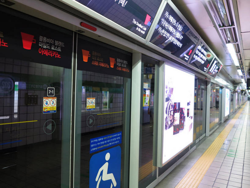 无人,横图,室内,白天,正面,安全,地铁,照明,阴影,光线,标志,文字,影子,字符,字母,灯光,防护,轨道交通,标识,顶灯,安全门,灯,灯具,保护,照亮,照明设备,保险,保全,周全,安稳,安定,韩语,平安,彩图,地铁机动车,地下铁,轻轨,地铁屏蔽门,屏蔽门,朝鲜语,韩国语,shslj1