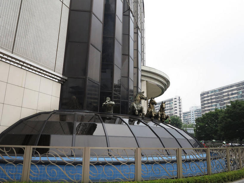 无人,宾馆,公园,高楼大厦,栏杆,横图,室外,白天,正面,度假,美景,植物,城市风光,标志建筑,城市,大厦,地标,建筑,酒店,摩天大楼,首尔,汉城,韩国,亚洲,景观,围栏,首都,娱乐,建设,护栏,树,树木,绿色,天空,自然,天,享受,休闲,景色,放松,生长,成长,酒家,旅社,东亚,大韩民国,首尔市,首尔特别市,特别市,乐天冒险世界,主题公园,彩图,大楼,高层建筑,高楼,客店,客栈,旅店,旅馆,摩天楼,商旅,shslj1,世界乐天酒店