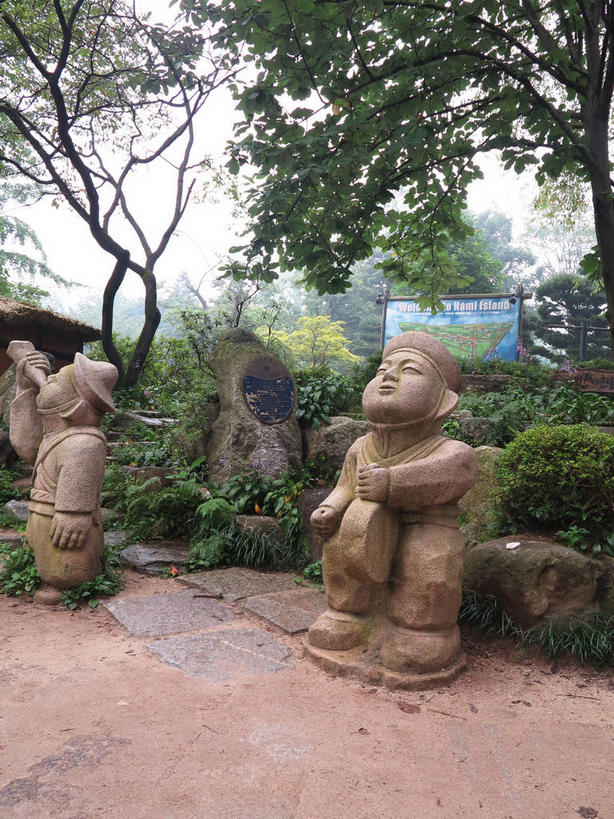 东方人,无人,两个人,站,举,竖图,室外,白天,正面,民族服装,度假,美景,树林,植物,城市风光,城市,雕塑,春川,南怡岛,韩国,亚洲,握,艺术,装饰,雕刻,雕像,景观,鼓,管乐器,乐器,注视,黄种人,娱乐,树,树木,绿色,天空,自然,工艺品,天,观察,看,托,站着,享受,休闲,景色,放松,握着,生长,成长,观看,纪念,打击乐器,美术,信号,察看,号角,关注,主题,陈列,东亚,功能,美学,大韩民国,江原道,春川市,男人,男性,年轻男性,亚洲人,举起,举手,举着,向上举,向上伸,向上托,站立,彩图,全身,传统服装,民俗服,兽角,道,shslj1