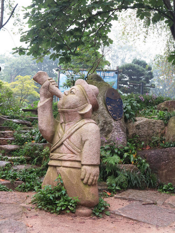 东方人,一个人,无人,两个人,站,举,竖图,室外,白天,正面,民族服装,度假,美景,树林,植物,城市风光,城市,雕塑,春川,南怡岛,韩国,亚洲,仅一个男性,仅一个人,握,艺术,装饰,雕刻,雕像,景观,鼓,管乐器,乐器,吹奏,演奏,注视,黄种人,娱乐,树,树木,仅一个年轻男性,绿色,天空,自然,工艺品,天,观察,看,托,站着,享受,休闲,景色,放松,握着,生长,成长,观看,纪念,打击乐器,美术,信号,察看,号角,关注,主题,陈列,东亚,功能,美学,大韩民国,江原道,春川市,男人,男性,年轻男性,亚洲人,举起,举手,举着,向上举,向上伸,向上托,站立,彩图,全身,传统服装,民俗服,兽角,道,shslj1