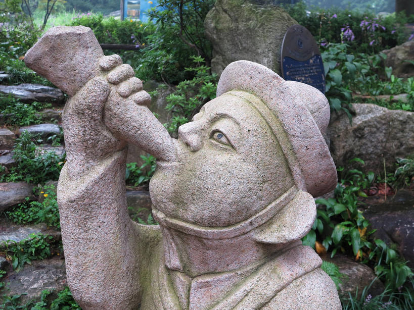 东方人,一个人,无人,两个人,站,举,横图,室外,白天,正面,民族服装,度假,美景,树林,植物,城市风光,城市,雕塑,春川,南怡岛,韩国,亚洲,仅一个男性,仅一个人,握,艺术,装饰,雕刻,雕像,景观,鼓,管乐器,乐器,吹奏,演奏,注视,黄种人,娱乐,树,树木,仅一个年轻男性,绿色,天空,自然,工艺品,天,观察,看,托,站着,享受,休闲,景色,放松,握着,生长,成长,观看,纪念,打击乐器,美术,信号,察看,号角,关注,主题,陈列,东亚,功能,美学,大韩民国,江原道,春川市,男人,男性,年轻男性,亚洲人,举起,举手,举着,向上举,向上伸,向上托,站立,半身,彩图,传统服装,民俗服,兽角,道,shslj1