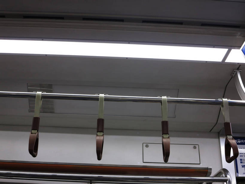 无人,横图,室内,特写,白天,仰视,天花板,地铁,照明,一排,整齐,并列,并排,扶手,灯光,轨道交通,灯,排列,白色,把手,灯具,四个,照亮,照明设备,队列,平行,荧光灯,公交车拉手,拉手,彩图,低角度拍摄,地铁机动车,地下铁,轻轨,shslj1