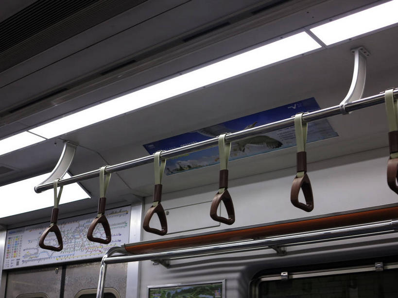 无人,横图,室内,特写,白天,仰视,天花板,地铁,照明,一排,许多,整齐,并列,并排,扶手,灯光,轨道交通,很多,灯,排列,白色,把手,灯具,照亮,照明设备,队列,平行,荧光灯,公交车拉手,拉手,彩图,低角度拍摄,地铁机动车,地下铁,轻轨,shslj1