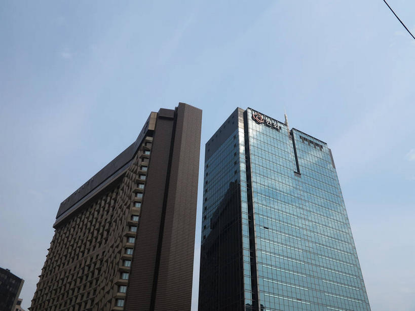 无人,高楼大厦,横图,室外,白天,仰视,旅游,度假,窗户,落地窗,标志建筑,大厦,地标,建筑,摩天大楼,首尔,汉城,韩国,亚洲,一排,许多,阴影,整齐,并列,并排,光线,影子,首都,很多,娱乐,建设,玻璃窗,排列,蓝色,蓝天,天空,阳光,天,享受,休闲,旅游胜地,放松,晴朗,队列,平行,玻璃幕墙,东亚,万里无云,大韩民国,首尔市,首尔特别市,特别市,晴空,晴空万里,彩图,低角度拍摄,大楼,高层建筑,高楼,摩天楼,中区,shslj1