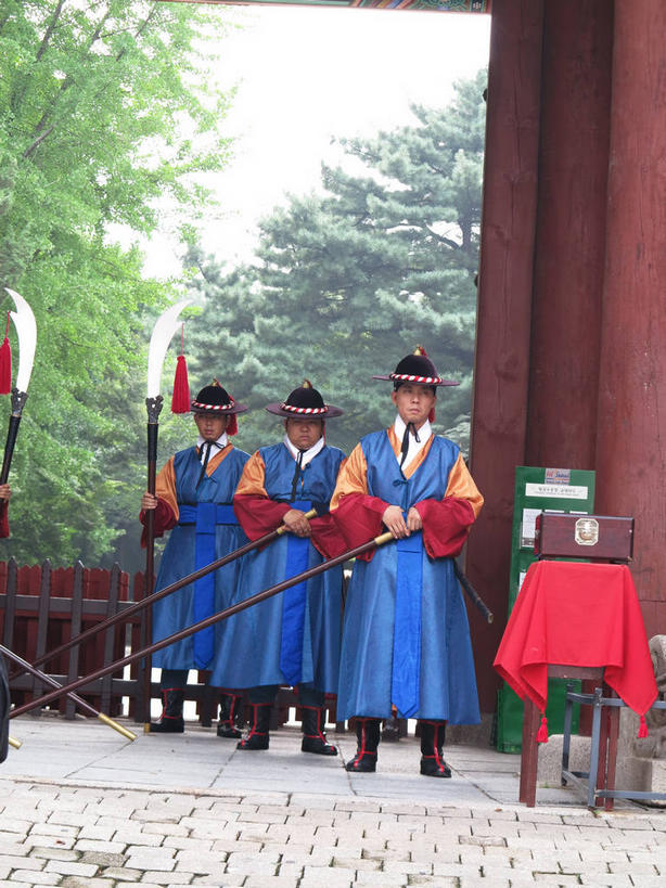 东方人,三个人,伙伴,朋友,宫殿,站,竖图,室外,白天,正面,民族服装,旅游,度假,友谊,合作,团队,竞争,树林,植物,桌面,桌子,标志建筑,地标,建筑,帽子,首尔,汉城,韩国,亚洲,一排,对抗,整齐,并列,并排,冲突,木制,布料,木盒,刀具,首都,布纹,礼帽,黄种人,破坏,娱乐,建设,盒子,桌布,树,树木,排列,一个,红色,蓝色,绿色,天空,自然,餐巾,木制品,容器,台布,刀,天,站着,享受,休闲,武器,旅游胜地,放松,战略,战争,生长,单个,成长,储藏,损坏,攻击,威胁,储存,队列,对立,矛盾,兵器,防御,平行,东亚,敌对,挫败,斗争,抗拒,抗衡,联合,合谋,杀伤,威慑,大韩民国,首尔市,首尔特别市,特别市,王宫,乐宫,德寿宫,西宫,大汉门,配合,危险,协作,男人,男性,年轻男性,亚洲人,餐桌布,站立,彩图,全身,传统服装,民俗服,贮存,shslj1