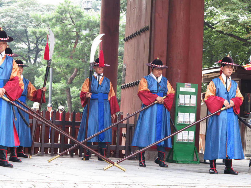 东方人,伙伴,朋友,宫殿,站,横图,室外,白天,正面,民族服装,旅游,度假,友谊,合作,团队,竞争,树林,植物,桌面,桌子,标志建筑,地标,建筑,帽子,首尔,汉城,韩国,亚洲,一排,对抗,整齐,并列,并排,冲突,刀具,首都,许多人,礼帽,黄种人,破坏,娱乐,建设,树,树木,排列,蓝色,绿色,天空,自然,天,站着,一群人,享受,休闲,武器,旅游胜地,放松,战略,战争,生长,成长,损坏,攻击,威胁,队列,对立,矛盾,兵器,防御,平行,东亚,敌对,挫败,斗争,抗拒,抗衡,联合,合谋,杀伤,威慑,大韩民国,首尔市,首尔特别市,特别市,王宫,乐宫,德寿宫,西宫,大汉门,配合,危险,协作,男人,男性,年轻男性,亚洲人,站立,半身,彩图,传统服装,民俗服,shslj1