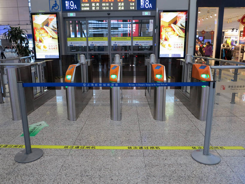 无人,栏杆,火车站,横图,室内,白天,正面,度假,美景,植物,门,城市风光,城市,车站,上海,中国,亚洲,吊挂,悬挂,信息,瓷砖,地砖,盆栽,墙,景观,围栏,盆景,地面,闸机,站台,交通,挂,分开,娱乐,自动检票机,护栏,月台,海报,广告,墙壁,墙面,绿色,倒影,自然,门框,享受,休闲,隔断,景色,放松,隔离带,生长,成长,虹桥火车站,隔离,申,倒映,间隔,宣传,东亚,闵行区,上海市,中华人民共和国,沪,华东地区,断绝,隔开,屏蔽,屏绝,远离,中断,阻遏,阻隔,检票,检票机,检票设备,反照,彩图,铁路车站,铁路站,栏杆座,一米线,招贴,上海虹桥站,shslj1