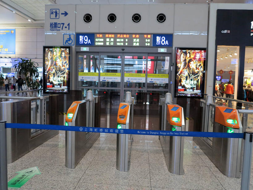 无人,栏杆,火车站,横图,室内,白天,正面,度假,美景,植物,门,城市风光,城市,车站,上海,中国,亚洲,吊挂,悬挂,信息,瓷砖,地砖,盆栽,墙,景观,围栏,盆景,地面,闸机,站台,交通,挂,分开,娱乐,自动检票机,护栏,月台,海报,广告,墙壁,墙面,绿色,倒影,自然,门框,享受,休闲,隔断,景色,放松,隔离带,生长,成长,虹桥火车站,隔离,申,倒映,间隔,宣传,东亚,闵行区,上海市,中华人民共和国,沪,华东地区,断绝,隔开,屏蔽,屏绝,远离,中断,阻遏,阻隔,检票,检票机,检票设备,反照,彩图,铁路车站,铁路站,栏杆座,一米线,招贴,上海虹桥站,shslj1