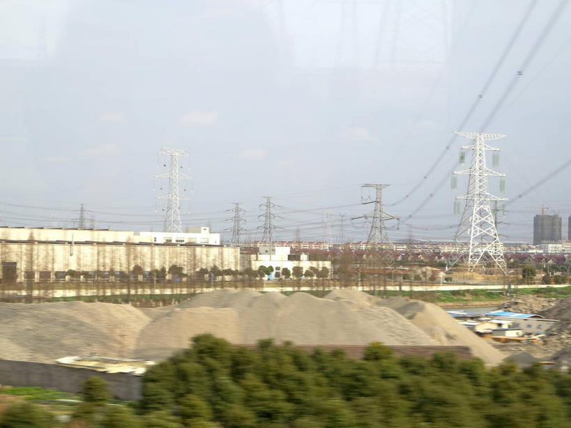 无人,家,高楼大厦,横图,室内,白天,正面,度假,美景,植物,窗户,城市风光,城市,大厦,建筑,摩天大楼,铁路,火车,阴影,透明,电力,光线,电线,电线杆,线,影子,房屋,墙,屋顶,屋子,景观,云,云朵,公寓,建筑群,电能,线路,云彩,顶棚,娱乐,建设,洋房,楼房,玻璃窗,墙壁,墙面,住宅,车,树,树木,蓝色,绿色,白云,倒影,蓝天,天空,阳光,自然,车窗,交通工具,天,享受,休闲,景色,放松,生长,晴朗,成长,电,高铁,电源,倒映,载具,能量,高速铁路,通透,反照,晴空,彩图,房子,大楼,高层建筑,高楼,摩天楼,shslj1