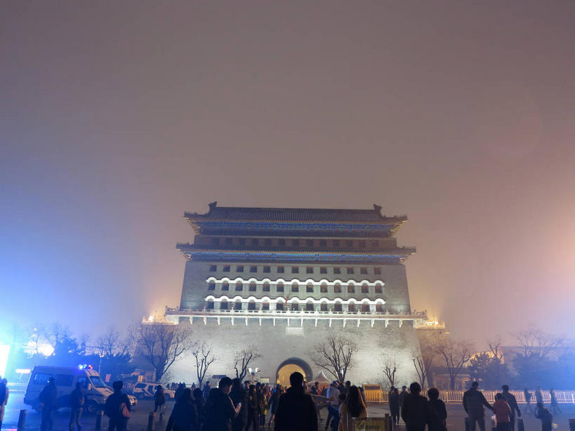 东方人,走,横图,室外,白天,仰视,旅游,度假,名胜古迹,植物,窗户,标志建筑,地标,建筑,路灯,照明,北京,中国,亚洲,一排,许多,行人,游客,游人,服装,遗迹,整齐,瓦片,墙,屋檐,拱门,灯光,首都,很多,许多人,休闲装,黄种人,古迹,文物,娱乐,建设,城墙,古建筑,檐,路人,旅客,墙壁,墙面,灯,树,树木,排列,衣服,绿色,天空,自然,天,一群人,享受,休闲,休闲服,旅游胜地,放松,服饰,城楼,生长,成长,坚硬,照亮,照明设备,队列,前门,防御,古文明,东亚,中华人民共和国,东城区,北京市,京,北平,华北地区,门楼,坚固,过客,男人,男性,年轻男性,年轻女性,女人,女性,中年男性,中年女性,亚洲人,步行,散步,走路,半身,彩图,低角度拍摄,前门大街,正阳门,箭楼,正阳门箭楼,东城,shslj1