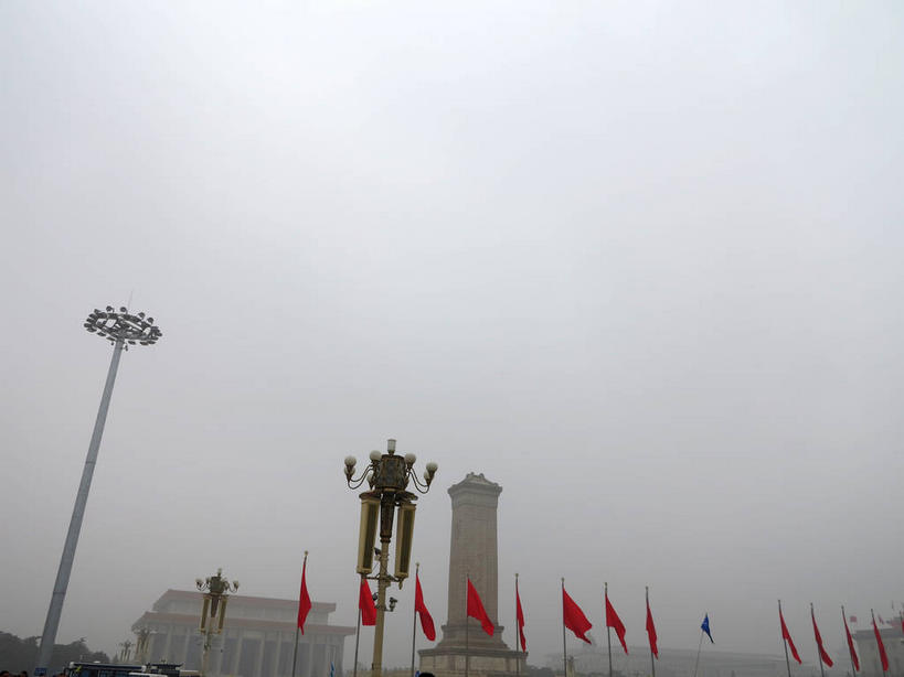 无人,横图,室外,白天,仰视,旅游,度假,雾,标志建筑,地标,建筑,路灯,旗帜,国旗,照明,北京,天安门广场,中国,亚洲,一排,许多,吊挂,悬挂,朦胧,模糊,整齐,旗杆,柱子,墙,乌云,云,阴天,云朵,纪念碑,灯光,首都,很多,挂,云彩,娱乐,建设,五星红旗,墙壁,墙面,灯,排列,红色,天空,天,享受,休闲,旅游胜地,放松,照亮,迷雾,昏暗,阴沉,照明设备,队列,中国国旗,东亚,人民英雄纪念碑,中华人民共和国,东城区,北京市,京,北平,华北地区,毛主席纪念堂,旗,大雾,彩图,低角度拍摄,红地五星旗,中华人民共和国国旗,东城,shslj1