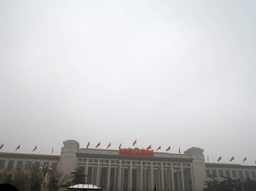 无人,博物馆,横图,室外,白天,仰视,旅游,度假,植物,雾,窗户,标志建筑,地标,建筑,旗帜,国旗,北京,天安门广场,中国,亚洲,一排,许多,吊挂,悬挂,朦胧,模糊,研究,整齐,旗杆,墙,乌云,云,阴天,云朵,首都,很多,教育,挂,云彩,娱乐,建设,五星红旗,玻璃窗,墙壁,墙面,树,树木,排列,红色,绿色,天空,自然,天,享受,休闲,旅游胜地,放松,生长,成长,展览,迷雾,昏暗,阴沉,队列,欣赏,陈列,中国国旗,东亚,中华人民共和国,东城区,北京市,京,北平,华北地区,中国国家博物馆,典藏,旗,大雾,彩图,低角度拍摄,红地五星旗,中华人民共和国国旗,中国革命博物馆,东城,shslj1