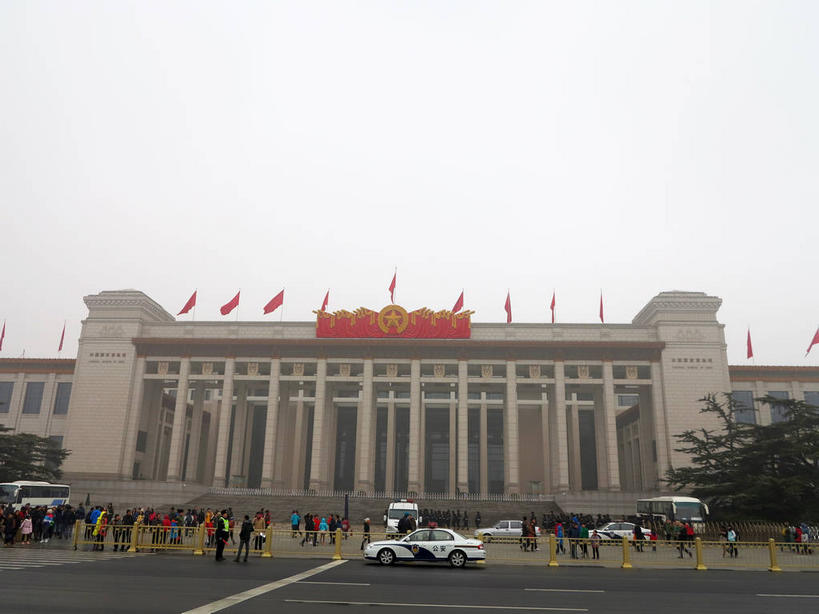 东方人,博物馆,走,横图,室外,白天,仰视,旅游,度假,植物,雾,窗户,标志建筑,道路,地标,建筑,路,公路,汽车,旗帜,国旗,北京,天安门广场,中国,亚洲,一排,许多,行人,游客,游人,吊挂,悬挂,服装,朦胧,模糊,研究,整齐,旗杆,墙,乌云,云,阴天,云朵,分界线,停车线,交通,首都,很多,许多人,教育,挂,云彩,注视,休闲装,黄种人,娱乐,建设,五星红旗,路人,旅客,玻璃窗,墙壁,墙面,车,树,树木,排列,衣服,红色,绿色,天空,自然,交通工具,轿车,天,观察,看,一群人,享受,休闲,休闲服,旅游胜地,放松,服饰,生长,成长,观看,展览,车行道,车行道分界线,迷雾,察看,昏暗,阴沉,队列,关注,欣赏,载具,标线,陈列,中国国旗,东亚,车行线,中华人民共和国,东城区,北京市,京,北平,华北地区,中国国家博物馆,典藏,过客,男人,男性,年轻男性,年轻女性,女人,女性,中年男性,中年女性,亚洲人,旗,大雾,马路,步行,散步,走路,半身,彩图,低角度拍摄,红地五星旗,中华人民共和国国旗,中国革命博物馆,东城,shslj1