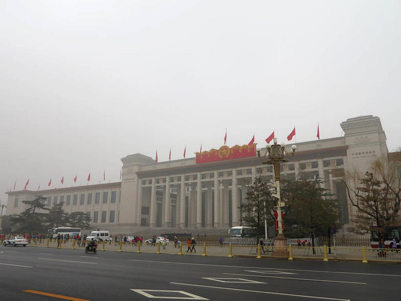 东方人,博物馆,走,横图,室外,白天,仰视,旅游,度假,植物,雾,窗户,标志建筑,道路,地标,建筑,路,公路,汽车,旗帜,国旗,北京,天安门广场,中国,亚洲,一排,许多,行人,游客,游人,吊挂,悬挂,服装,朦胧,模糊,研究,整齐,旗杆,墙,乌云,云,阴天,云朵,分界线,停车线,交通,首都,很多,许多人,教育,挂,云彩,注视,休闲装,黄种人,娱乐,建设,五星红旗,路人,旅客,玻璃窗,墙壁,墙面,车,树,树木,排列,衣服,红色,绿色,天空,自然,交通工具,轿车,天,观察,看,一群人,享受,休闲,休闲服,旅游胜地,放松,服饰,生长,成长,观看,展览,车行道,车行道分界线,迷雾,察看,昏暗,阴沉,队列,关注,欣赏,载具,标线,陈列,中国国旗,东亚,车行线,中华人民共和国,东城区,北京市,京,北平,华北地区,中国国家博物馆,典藏,过客,男人,男性,年轻男性,年轻女性,女人,女性,中年男性,中年女性,亚洲人,旗,大雾,马路,步行,散步,走路,半身,彩图,低角度拍摄,红地五星旗,中华人民共和国国旗,中国革命博物馆,东城,shslj1